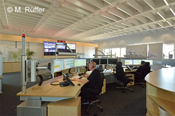 Blick in die Integrierte Leitstelle der Stadt Freiburg, des Landkreises Breisgau-Hochschwarzwald und des DRK-Rettungsdienstes. Foto: Michael Rüffer