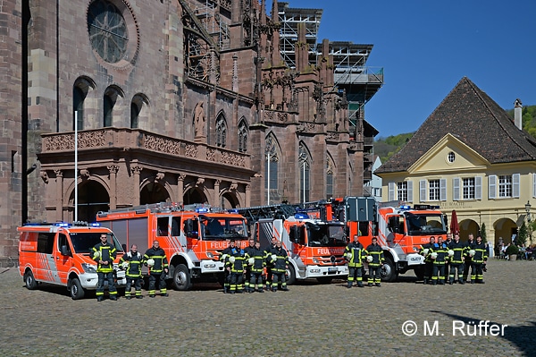 Löschzug der BF Freiburg vor dem Münster (von links): ELW 1, HLF 20, DLAK 23/12, HLF 20. Foto: Michael Rüffer