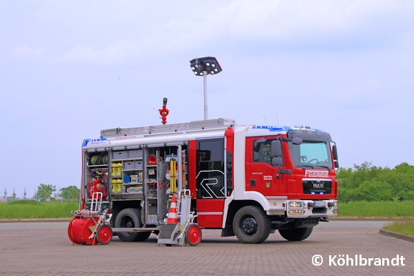 Neben einem Lichtmast Flixilight LED gehören auch eine Webasto-Standheizung, ein Dachwerfer RM24M sowie ein hydraulischer Rettungssatz zur Beladung. Foto: Köhlbrandt