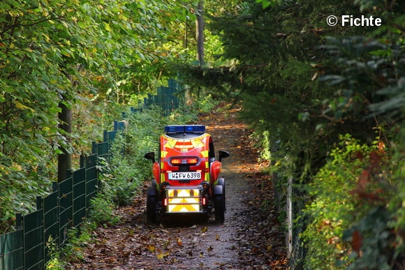 Dank der kompakten Ausmaße und des geringen Gewichtes konnten auch Wald- und Fußwege mit den Twizys befahren werden. Foto: Fichte