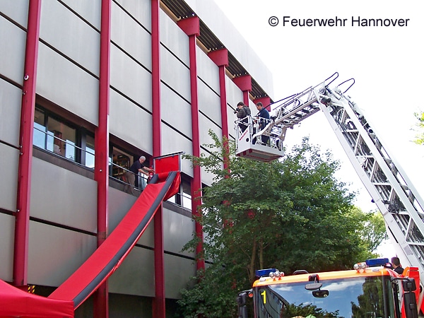 Übung des Regionalen Notfallverbunds Kulturgutschutz Hannover und der Feuerwehr Hannover: Evakuierung von Büchern per Bergungsrutsche. Foto: Feuerwehr Hannover