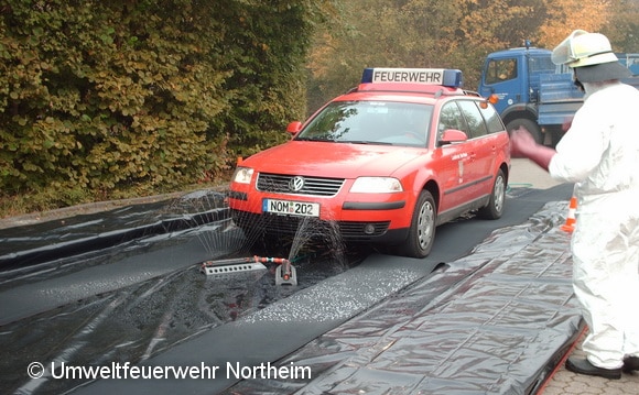 Testlauf der Desinfektionsanlage der Umweltfeuerwehr Northeim mit einem ELW. Foto: Feuerwehr