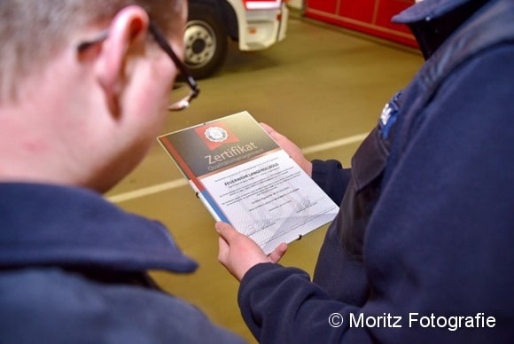 Stolz halten die Langenselbolder das Zertifikat in den Händen. Sie sind die erste Feuerwehr in Deutschland, die die Auszeichnung erreicht hat. Foto: Moritz Fotografie