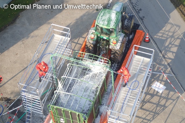 zur Fahrzeugdesinfektion an betroffenen Höfen bietet die Firma Optimal Planen und Umwelttechnik komplette Schleusensysteme an. Foto: Optimal Planen