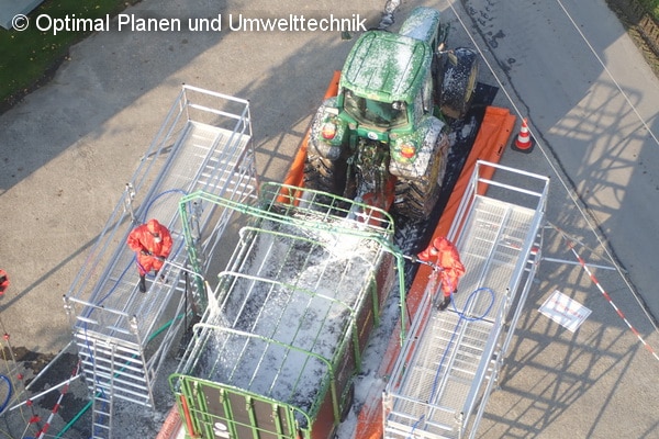 zur Fahrzeugdesinfektion an betroffenen Höfen bietet die Firma Optimal Planen und Umwelttechnik komplette Schleusensysteme an. Foto: Optimal Planen