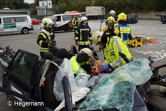 Vorgehen nach dem Hamburger Modell: das Dach des Unfallfahrzeugs ist komplett abgetrennt. Der Fahrer kann so patientenschonend aus seinem Sitz gehoben werden. Foto: Hegemann