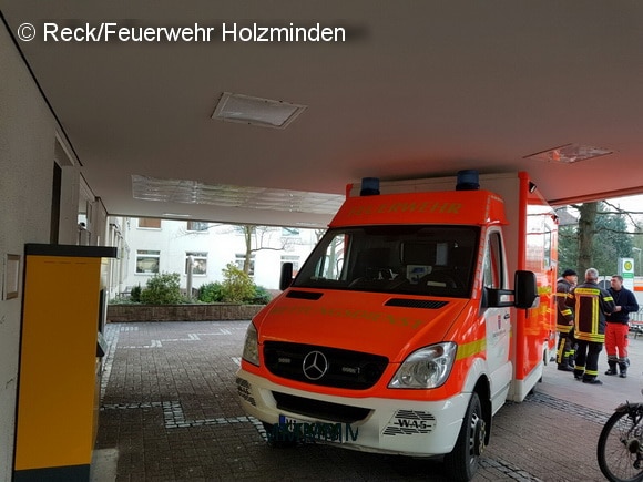 Ein auswärtiger RTW-Fahrer verwechselte am Evangelischen Krankenhaus in Holzminden die Zufahrt zur Notaufnahme mit der Zufahrt zum Haupteingang. So fuhr sich der RTW unter einem Vordach fest. Foto: Reck/Feuerwehr Holzminden