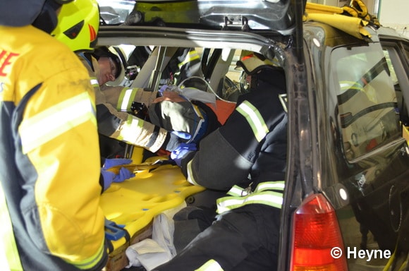 Beim Tunneln gehen die Kräfte durch den Kofferraum des Unfallfahrzeugs vor (wird gerne bei Kombis angewandt). Das Dach bleibt auf dem Wrack. Foto: Heyne