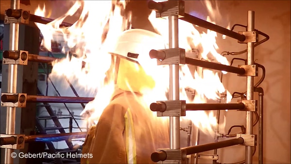 Beim flame engulfment test (Flammenbeständigkeit) werden Feuerwehrhelme 10 Sekunden lang komplett mit 950 Grad Celsius heißen Flammen beaufschlagt. Foto: Gebert/Pacific Helmets