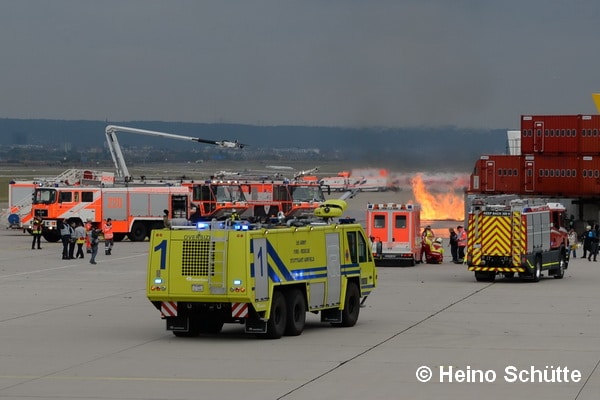 Auf dem Flughafen Stuttgart arbeiten die deutsche Flughafen Feuerwehr und das Fire Department der U.S. Army sehr eng zusammen. Die AUfnahme entstand bei einer gemeinsamen Übung 2016. Foto: Heino Schütte