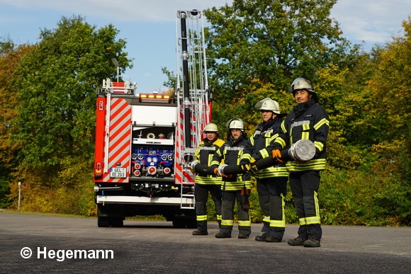 Ungewöhnliche Lösung: Auf dem Dach werden gekuppeklte A-Saugschläuche mitgeführt. Dank einer Entnahmehilfe können sie ganz leicht vom Boden aus entnommen werden. Foto: Hegemann