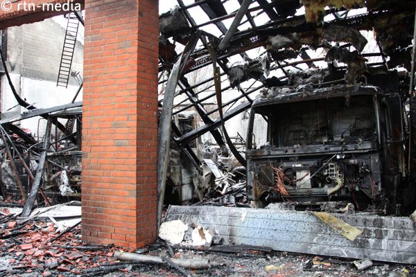 Ein Großfeuer hat in der Nacht das Gerätehaus der Freiwilligen Feuerwehr im Kieler Stadtteil Kronshagen zerstört. „Beim Eintreffen der ersten Feuerwehrleute schlugen die Flammen bereits aus dem Dach und einige Feuerwehrfahrzeuge standen bereits in Vollbrand“, sagte Brandoberamtsrat Jens Petersen vom Direktionsdienst der Berufsfeuerwehr Kiel am Einsatzort.