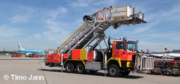 Solche speziellen Rettungstreppen sind nur bei Flughafenfeuerwehren anzutreffen. Foto: Timo Jann