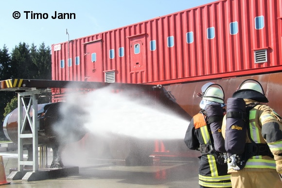 Die Flughafenfeuerwehr am Airport Hamburg besitzt eigene Ausbildungsstätten. Hier wird geübt, den Brand eines Triebwerkes zu löschen. Foto: Timo Jann