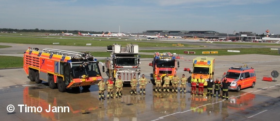 Ein Teil der diensthabenden Schicht der Flughafenfeuerwehr Hamburg mit dem ELW, einem RTW, einem HLF, der Rettungstreppe und einen FLF (von rechts). Foto: Timo Jann