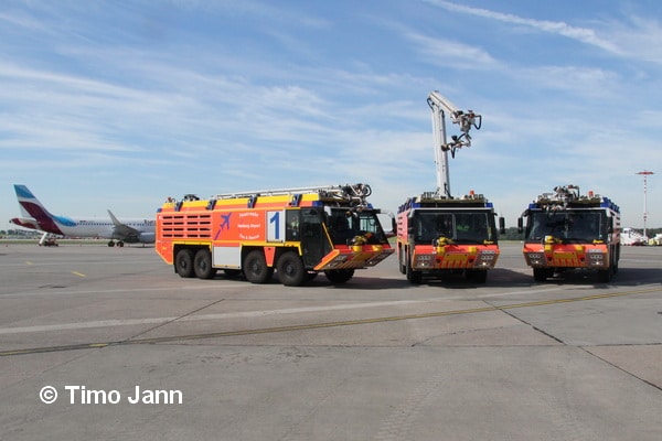 Drei der vier FLF vom Typ Z8 der Firma Ziegler, die die Hamburger Flughafenfeuerwehr aktuell nutzen. Foto: Timo Jann