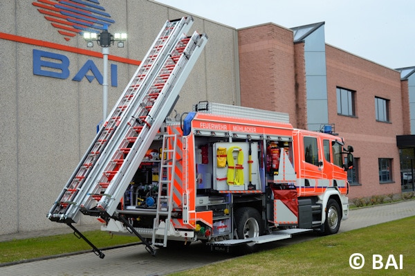 In Reinweiß lackiert und dann mit leuchtroten Folien in RAL 3026 beklebt worden ist das neue HLF 20 der FF Mühlacker. BAI baute es auf einem Scania P360 LB mit originaler CrewCab. 