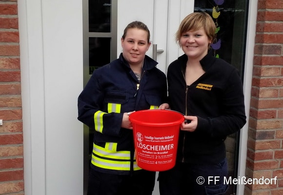 Auch die FF Meißendorf griff die Idee mit dem Löscheimer auf, um in ihrem Ort auf die Nachwuchssorgen der Feuerwehr hinzuweisen. Foto: FF Meißendorf 