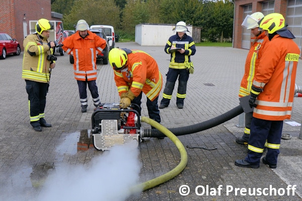 Mächtig viel Dampf beim Tragkraftspritzen-Test des Feuerwehr-Magazins. Fünf unterschiedliche Modelle testeten die Maschinisten-Ausbilder aus dem Kreis Ammerland.