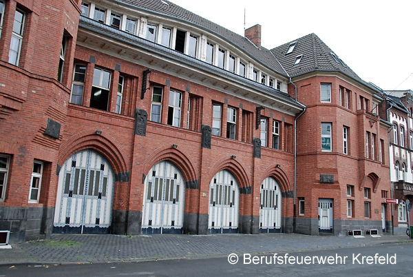 Fahrzeughalle hinter Holztoren: Aus dieser 1910 gebauten Hauptwache rückte die BF Krefeld bis 2016 aus. Foto: Berufsfeuerwehr Krefeld