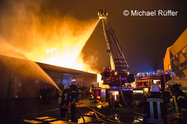 Beim Großbrand in einem Entsorgungsbetrieb in Wiefelstede (Kreis Ammerland, NI) kommt auch die einzige Drehleiter des Kreises Ammerland zum Einsatz. Foto: Michael Rüffer