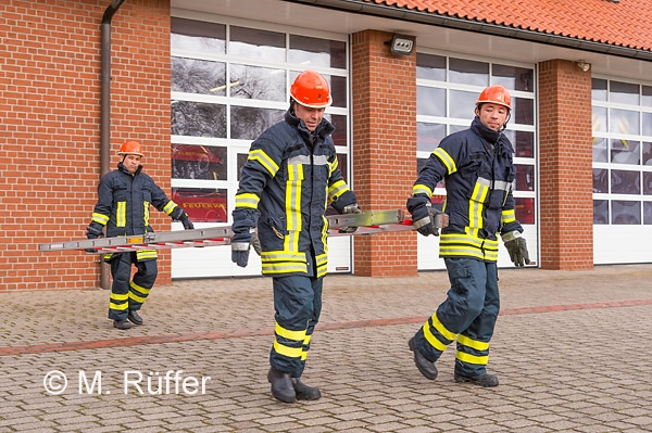 Mitglieder der Integrationsgruppe beim Üben mir der Steckleiter. Foto: Michael Rüffer