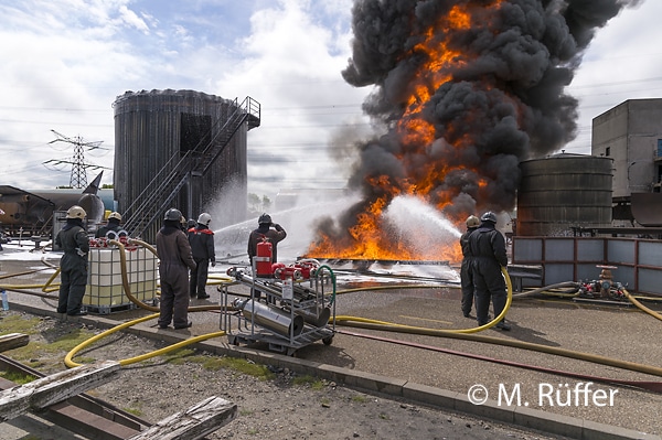 Training der Flüssigkeitsbrandbekämpfung an der Falck Fire Academy in Rotterdam. Foto: Michael Rüffer