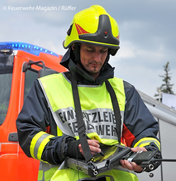 Hier führt der Einsatzleiter der Feuerwehr mit einem digitalen System auf einem Tablet.