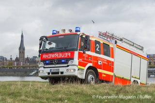 HLF der Wache 2 der Berufsfeuerwehr Düsseldorf auf den Rheinwiesen. Insgesamt 11 Löschfahrzeuge stehen im 24-Stunden-Dienst der BF bereit.
