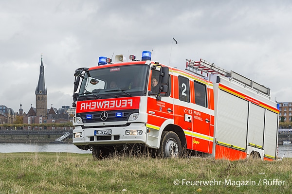 HLF der Wache 2 der Berufsfeuerwehr Düsseldorf auf den Rheinwiesen. Insgesamt 11 Löschfahrzeuge stehen im 24-Stunden-Dienst der BF bereit.