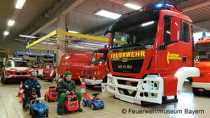 Das MAN-Fahrerhaus wird zum Fahrsimulator ausgebaut, die Kinder im Vordergrund üben schon einmal die Rettungsgasse zu bilden. Foto: Feuerwehrmuseum Bayern, Waldkraiburg
