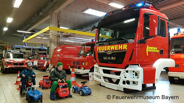  Das MAN-Fahrerhaus wird zum Fahrsimulator ausgebaut, die Kinder im Vordergrund üben schon einmal die Rettungsgasse zu bilden. Foto: Feuerwehrmuseum Bayern, Waldkraiburg