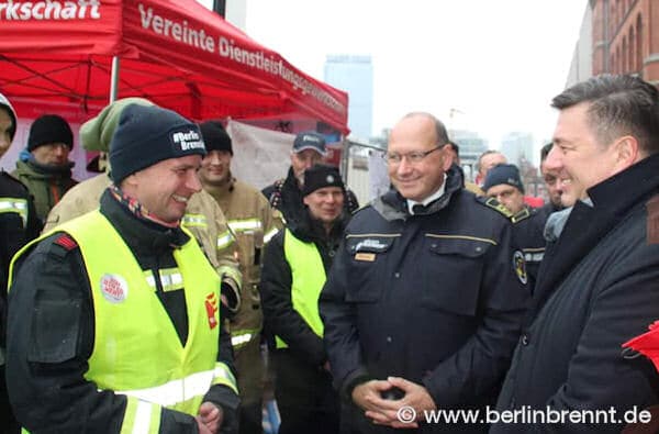 Verdi Betriebsgruppensprecher Stefan Ehricht (links) im Gespräch mit dem Landesbranddirektor Vertreter Karsten Göwecke (mitte) und Berlins Innensenator Andreas Geisel (rechts)