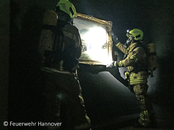 Übung zum Kulturgutschutz: Ein Atemschutztrupp der Feuerwehr Hannover birgt ein Kunstwerk aus dem Landesmuseum Hannover.