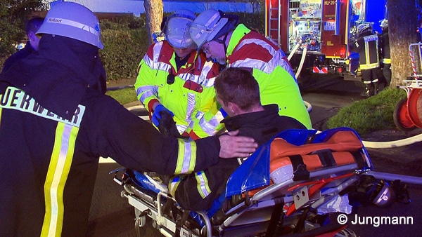 Die beiden leicht verletzten Feuerwehrmänner wurden in ein umliegendes Krankenhaus gebracht. Foto: Jungmann 