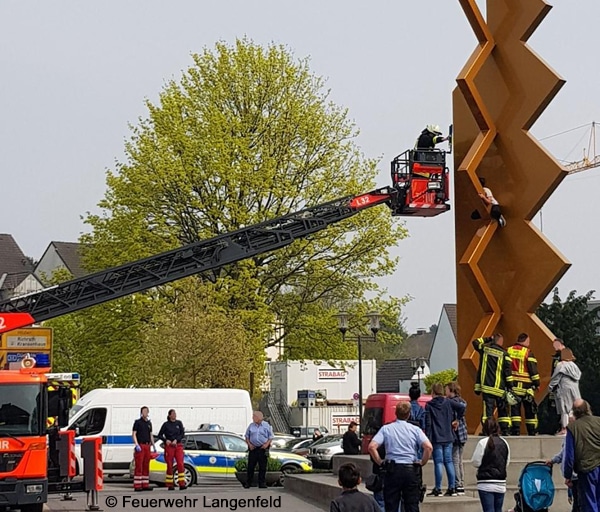 Feuerwehreinsatz Drehleiter Langenfeld, Skulptur der große vertikale Rhythmus (Mack-Stele)