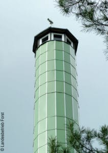 Zwischen 2003 und 2006 ließ das Land Brandenburg ein flächendeckendes automatisches Früherkennungssystem installieren. 108 solcher Türme wurden errichtet. Auf dem Dach ist ein optischer Sensor angebracht.