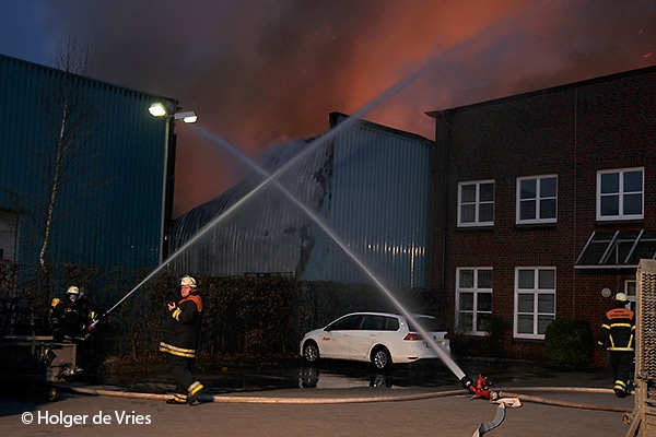 Zum Abschirmen von Nachbargebäuden eines Brandobjekts eignen sich neben handgeführten Strahlrohren auch Werfer. Bei diesem Großfeuer in einer Hamburger Lagerhalle bekämpfen Einsatzkräfte den Brand und schirmen gleichzeitig ein Nachbargebäude ab.