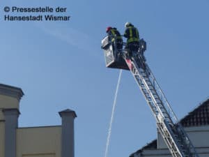Feuerwehr Drehleiter Einsatz Wismar