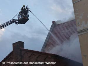 Feuerwehr Einsatz Wismar Drehleiter 27.04.2018