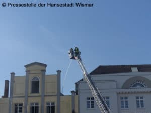 Feuerwehr Einsatz Drehleiter Löschschaum Wismar 27.04.2018