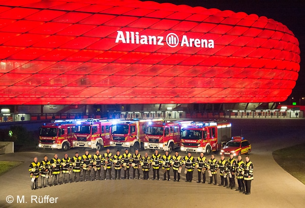 Feuerwehr München: Gruppenbild von FF-Mitgliedern und -Fahrzeugen vor der Allianz Arena. Foto: Michael Rüffer
