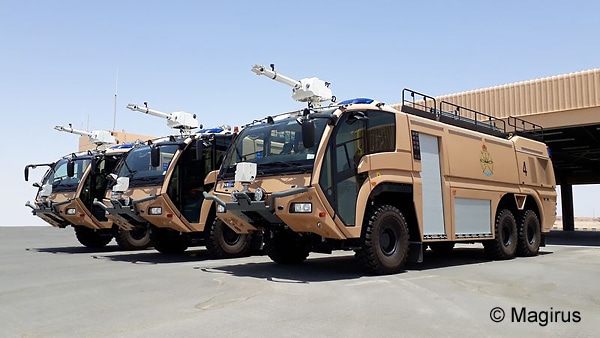 Diese drei sandfarbenen FLF Dragon X6 TEP lieferte Magirus an die Royal Air Force of Oman. Foto: Magirus