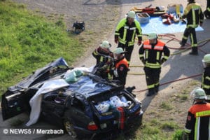 Feuerwehr im Einsatz mit einem Spreizer bei Autounfall auf der A 71 Richtung Schweinfurt.