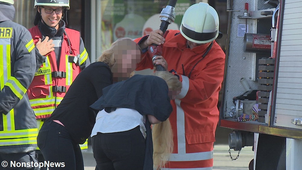 Zusammen mit ihrer Friseurin und der Feuerwehr konnte die Kundin die Farbe aus ihren Haaren waschen. Foto: NonstopNews