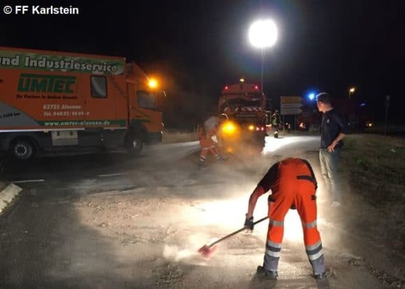 Einsatzstelle nachts, Mann mit Besen