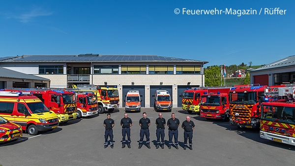 Hauptamtliche Kräfte vor dem Einsatzzentrum Grevenmacher-Mertert. Luxemburg hat per Gesetz das Feuerwehr- und Rettungswesen neu strukturiert: Sämtliche Wachen werden ab dem 1. Juli 2018 in das Corps grand-ducal d’incendie et de secours (CGDIS) integriert und vier Kategorien zugeteilt. In Einsatzzentren der Kategorien III – wie Grevenmacher-Mertert – und IV unterstützen Hauptamtliche die Eh-renamtlichen bei ihrer Arbeit.