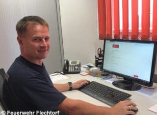 Ortsbrandmeister Ralf Sprang vor Computer