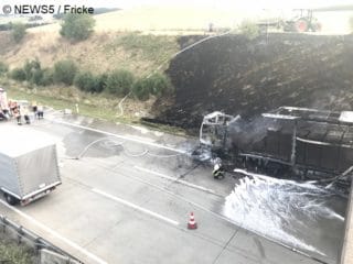 Foto vom Brandort mit verkohltem Hang