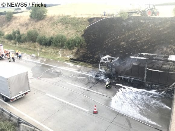Foto vom Brandort mit verkohltem Hang